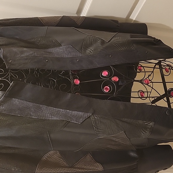 Beautiful Sz Sm Gray and Black patchwork Leather jacket. The details are amazing - Picture 8 of 9